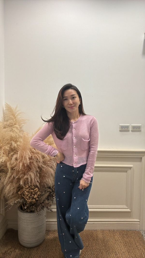 柔雲質感・珍珠釦針織上衣 針織上衣,珍珠釦上衣,氣質針織衫,開襟針織外套,通勤穿搭,日常穿搭,秋冬上衣,氣質毛衣,溫柔系穿搭,品牌女裝