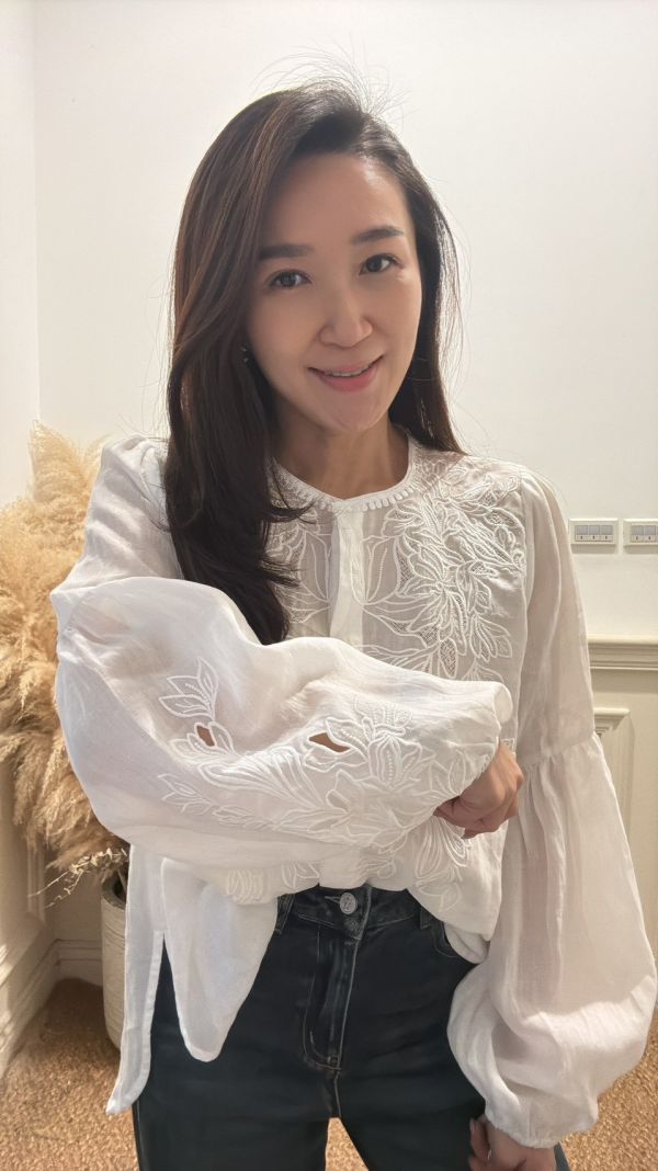呢喃花影．立體刺繡長袖上衣 刺繡上衣,長袖上衣,韓系上衣,氣質上衣,花卉刺繡,立體刺繡,雪紡上衣,泡泡袖上衣,韓國女裝,氣質穿搭