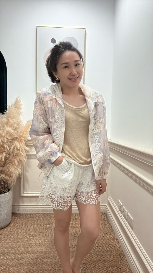 雲朵花語 正韓女裝, 蕾絲短褲, 米杏背心, 花卉外套, 三件式穿搭, 夏日套裝, 清新穿搭, 氣質休閒, 韓系套裝推薦, 雲朵花語