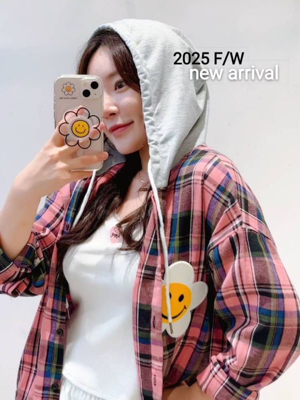 微笑格紋襯衫 格紋襯衫,寬版襯衫,秋冬襯衫,刺繡襯衫,微笑花刺繡,韓系女裝,格紋穿搭,可愛襯衫,層次穿搭,正韓襯衫