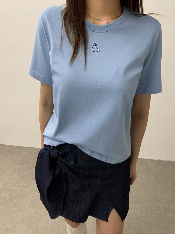 兔然日常｜刺繡小兔短袖上衣 女裝短袖,棉質T恤,文青上衣,刺繡圖案,兔子T恤,小兔刺繡,日常穿搭,休閒女裝,夏季上衣