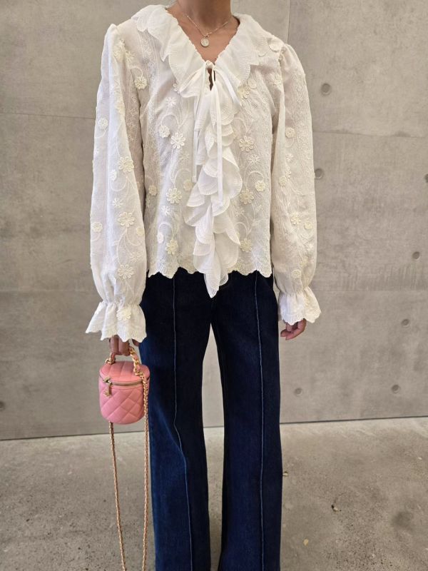 立體花蕾絲荷葉上衣 韓系上衣,荷葉上衣,蕾絲襯衫,立體花刺繡上衣,浪漫上衣,氣質上衣,韓國女裝,秋冬新款上衣,通勤穿搭