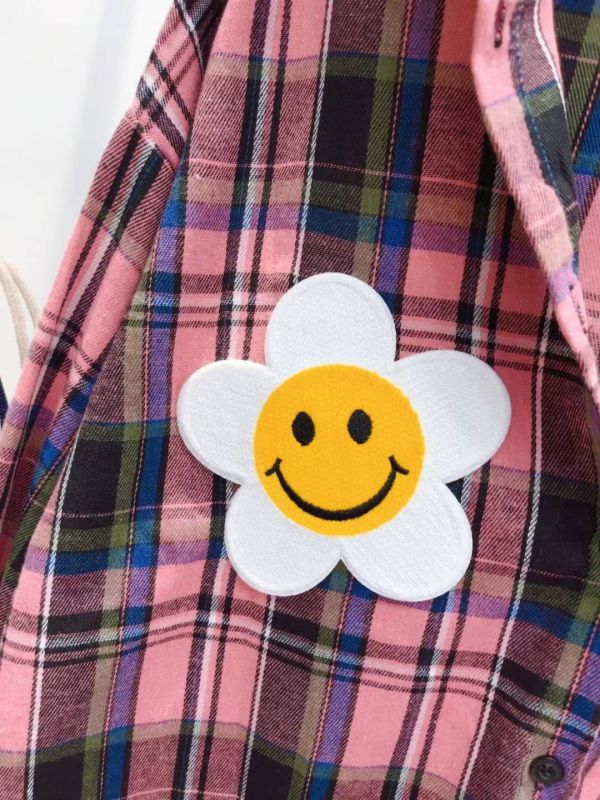 微笑格紋襯衫 格紋襯衫,寬版襯衫,秋冬襯衫,刺繡襯衫,微笑花刺繡,韓系女裝,格紋穿搭,可愛襯衫,層次穿搭,正韓襯衫