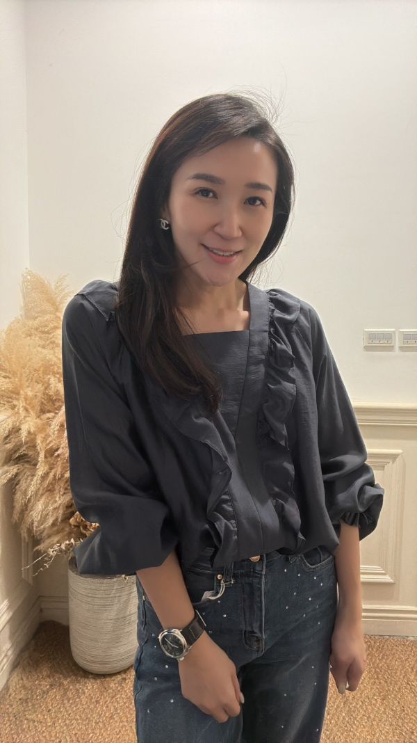 星語微光・荷葉光澤上衣 修身上衣,女裝新品,秋冬上衣推薦,優雅上衣,時尚女裝,法式浪漫穿搭