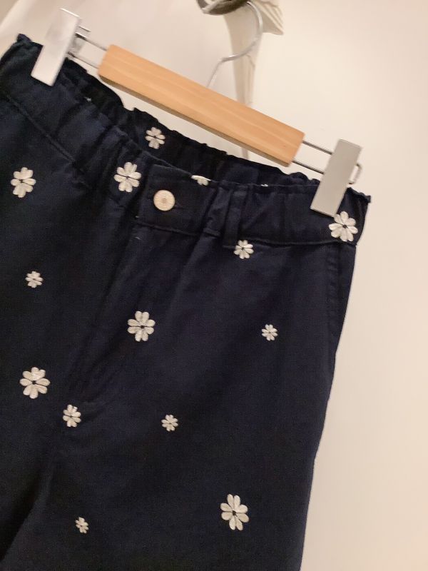 小花刺繡寬版短褲 寬版短褲,刺繡短褲,棉質短褲,休閒褲推薦,鬆緊腰短褲,可愛風短褲,夏日女裝,小花刺繡,挺版褲款,日系休閒穿搭,女生短褲推薦
