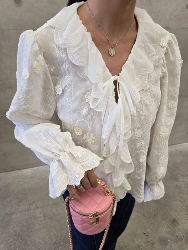 立體花蕾絲荷葉上衣 韓系上衣,荷葉上衣,蕾絲襯衫,立體花刺繡上衣,浪漫上衣,氣質上衣,韓國女裝,秋冬新款上衣,通勤穿搭