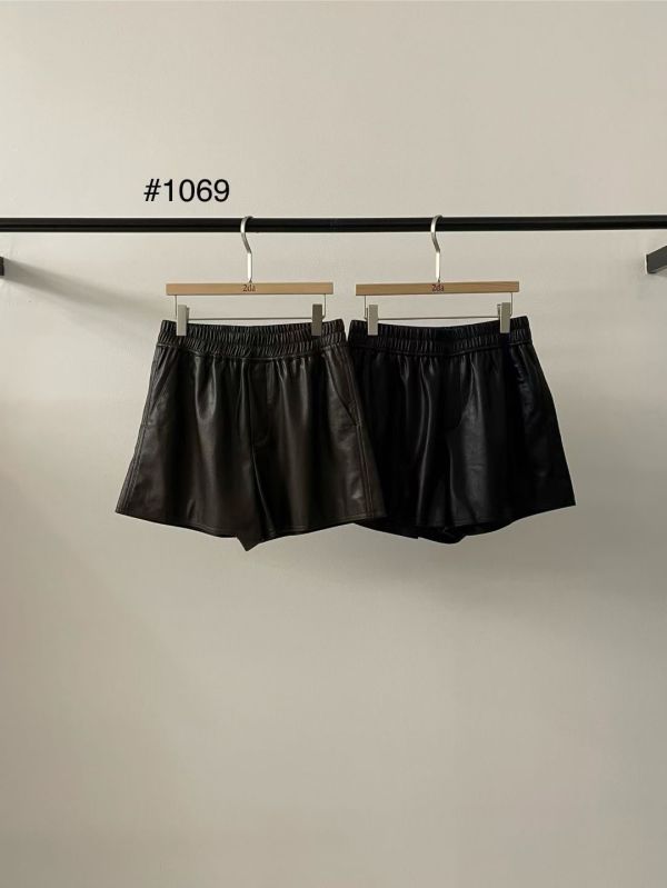 霧光柔皮短褲 皮短褲,霧面皮革,高質感短褲,挺版剪裁,鬆緊腰短褲,時尚皮褲,秋冬短褲,正韓皮褲,街頭穿搭,俐落風格