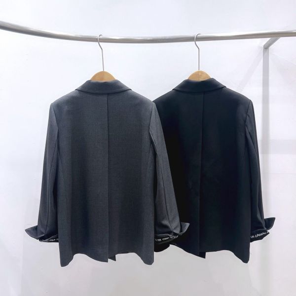 字邊袖語寬版西裝外套 西裝外套,寬版西外,設計感西裝外套,字母袖口外套,挺版外套,女裝西裝外套,韓系西外,俐落剪裁,秋冬外套