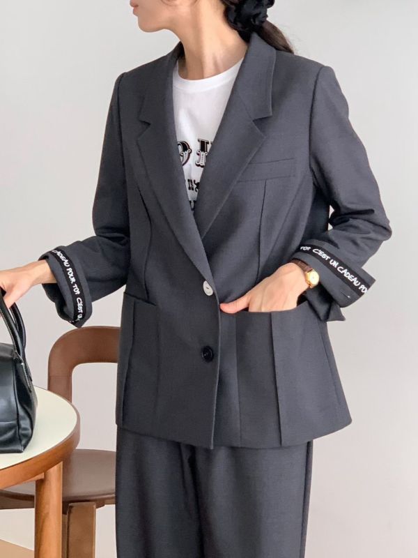 字邊袖語寬版西裝外套 西裝外套,寬版西外,設計感西裝外套,字母袖口外套,挺版外套,女裝西裝外套,韓系西外,俐落剪裁,秋冬外套