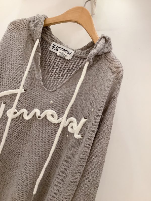 溫柔灰系慵懶針織衫 灰色針織衫,韓系連帽上衣,秋冬針織上衣,慵懶風穿搭,針織連帽衫,寬鬆針織上衣,韓系女裝,日常休閒穿搭,氣質針織衫