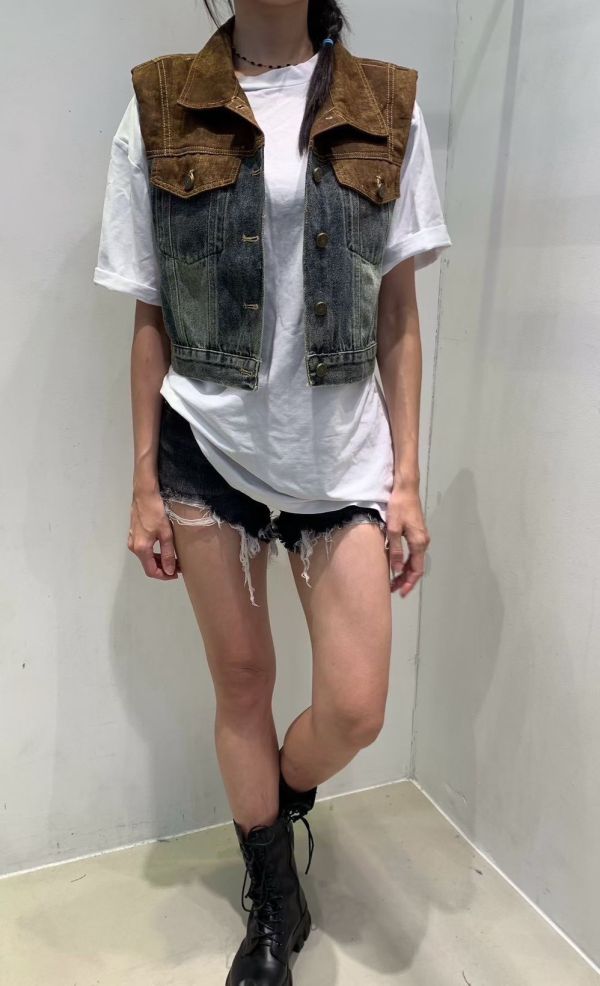 復古撞色拼接牛仔背心 牛仔背心,拼接牛仔外套,復古丹寧背心,街頭風外套,層次感單品,無袖牛仔外套,率性女裝,韓系牛仔背心,秋季外搭推薦