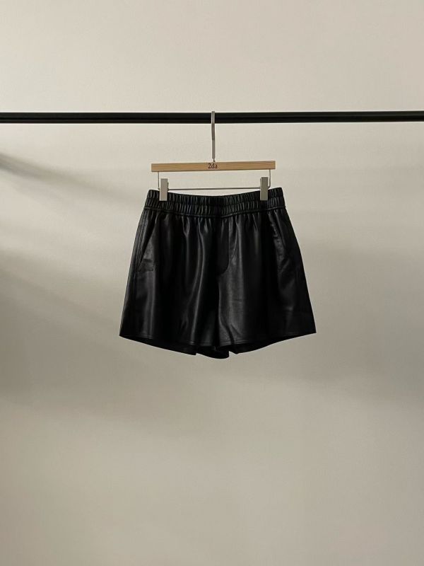 霧光柔皮短褲 皮短褲,霧面皮革,高質感短褲,挺版剪裁,鬆緊腰短褲,時尚皮褲,秋冬短褲,正韓皮褲,街頭穿搭,俐落風格