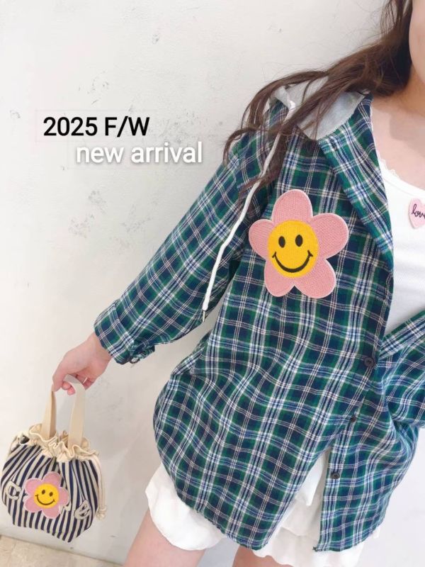 微笑格紋襯衫 格紋襯衫,寬版襯衫,秋冬襯衫,刺繡襯衫,微笑花刺繡,韓系女裝,格紋穿搭,可愛襯衫,層次穿搭,正韓襯衫