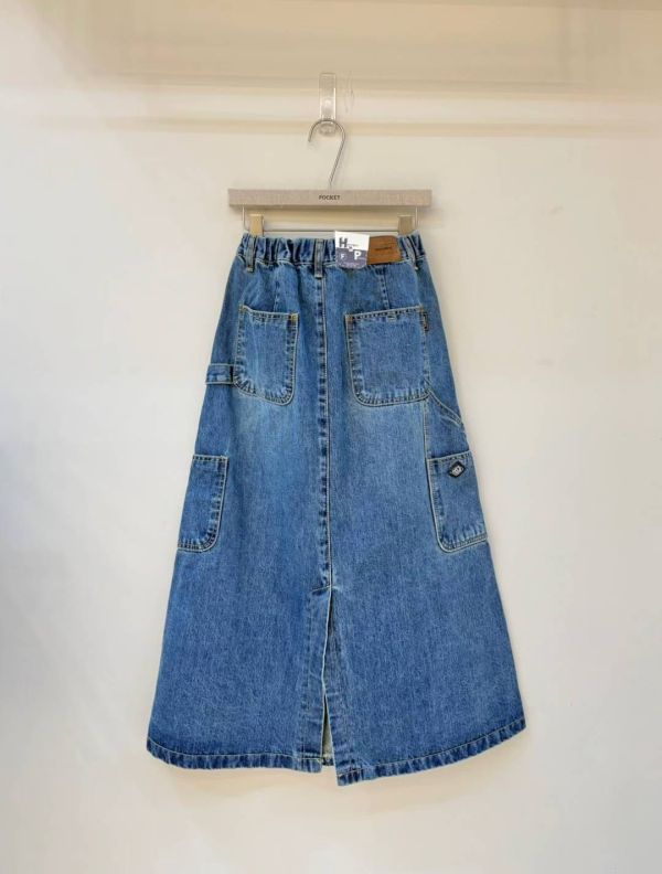 弧線後岔牛仔長裙 弧線後岔牛仔長裙,牛仔長裙,後開岔長裙,中長裙,修身牛仔裙,長版牛仔裙,率性女裝,都會風長裙,高質感牛仔裙,日常穿搭裙