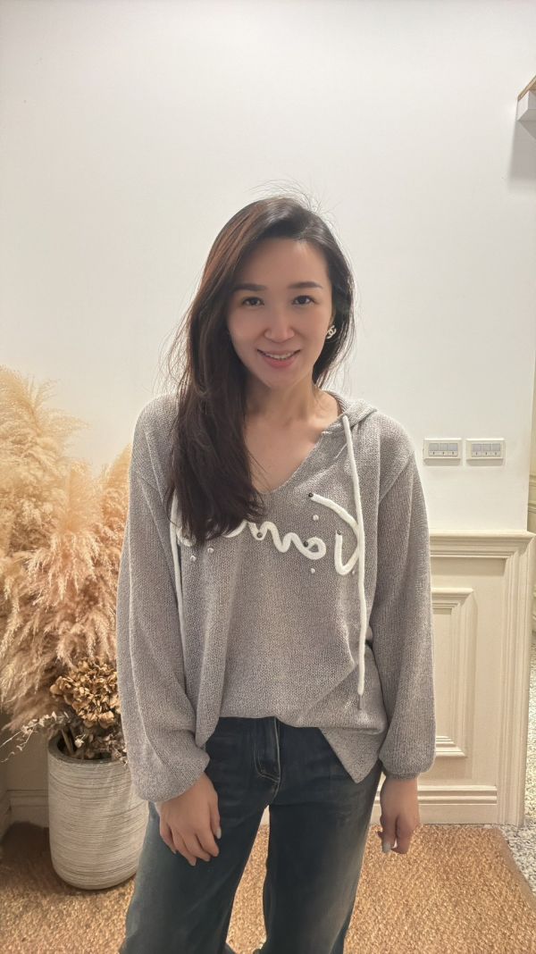 溫柔灰系慵懶針織衫 灰色針織衫,韓系連帽上衣,秋冬針織上衣,慵懶風穿搭,針織連帽衫,寬鬆針織上衣,韓系女裝,日常休閒穿搭,氣質針織衫