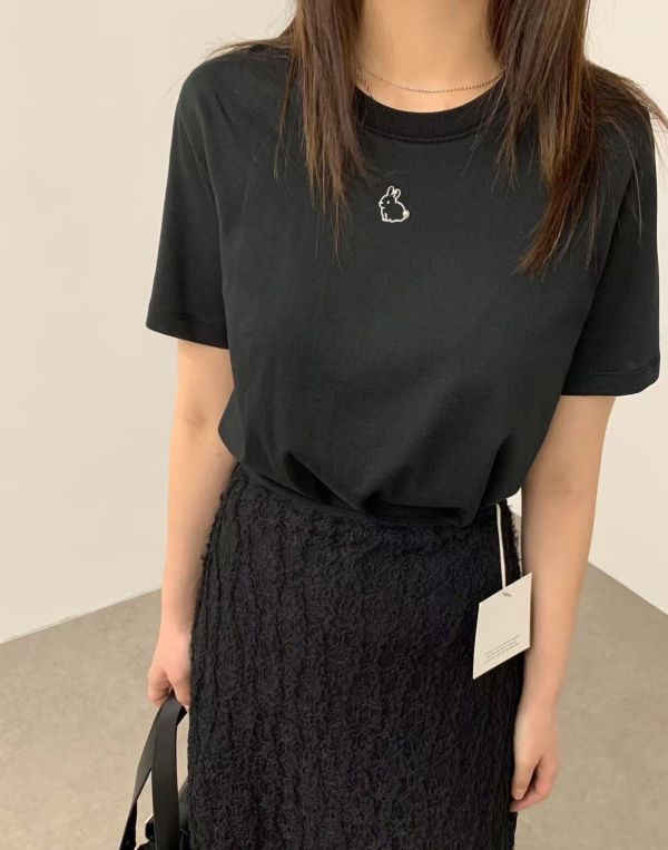 兔然日常｜刺繡小兔短袖上衣 女裝短袖,棉質T恤,文青上衣,刺繡圖案,兔子T恤,小兔刺繡,日常穿搭,休閒女裝,夏季上衣