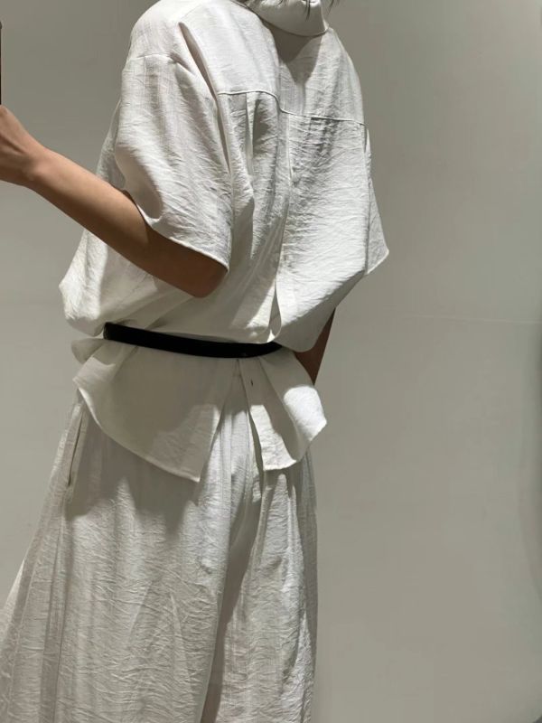 俐線極簡套裝 極簡套裝,垂墜剪裁套裝,知性穿搭,俐落感女裝,簡約設計套裝,通勤套裝推薦,都會女性穿搭,上寬下收套裝,設計感兩件式,夏季套裝女裝