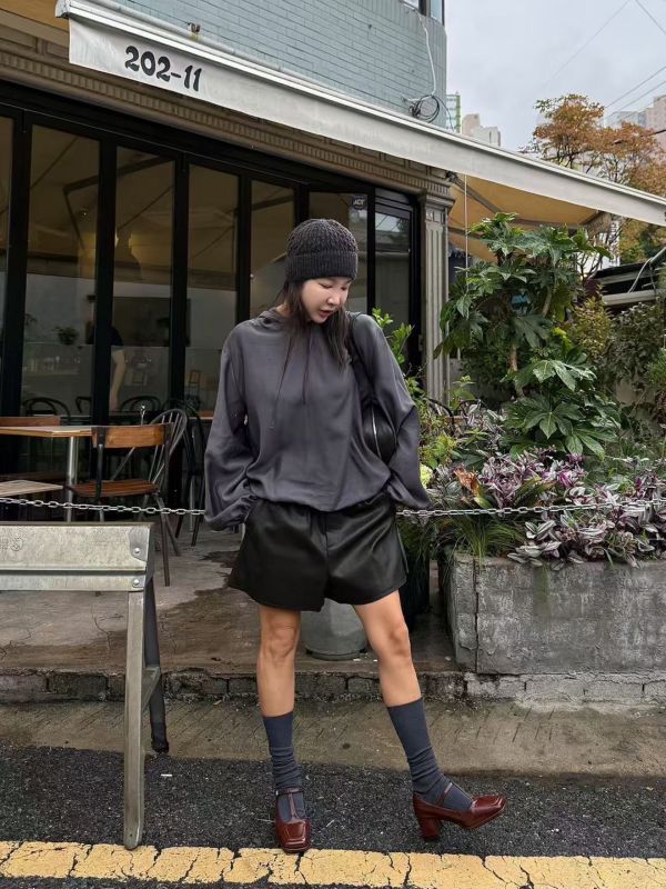 霧光柔皮短褲 皮短褲,霧面皮革,高質感短褲,挺版剪裁,鬆緊腰短褲,時尚皮褲,秋冬短褲,正韓皮褲,街頭穿搭,俐落風格