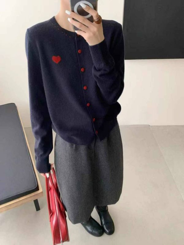 心動瞬間・柔暖針織開襟上衣 針織上衣,開襟上衣,愛心針織衫,冬日穿搭,甜美氣質上衣,毛衣外套,百搭針織衫,氣質女裝,溫柔風穿搭