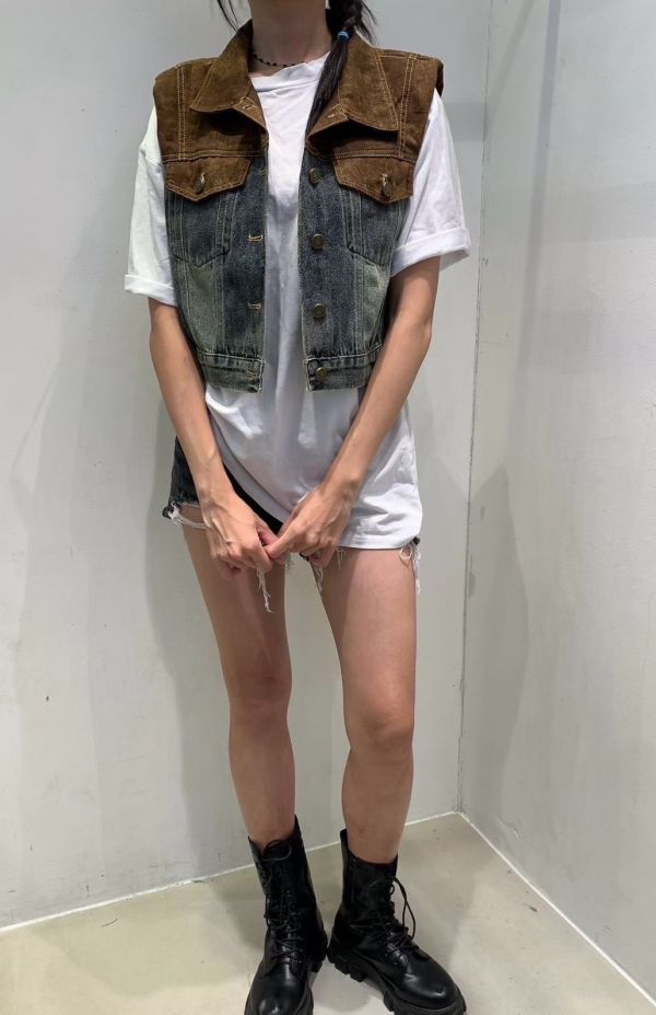 復古撞色拼接牛仔背心 牛仔背心,拼接牛仔外套,復古丹寧背心,街頭風外套,層次感單品,無袖牛仔外套,率性女裝,韓系牛仔背心,秋季外搭推薦