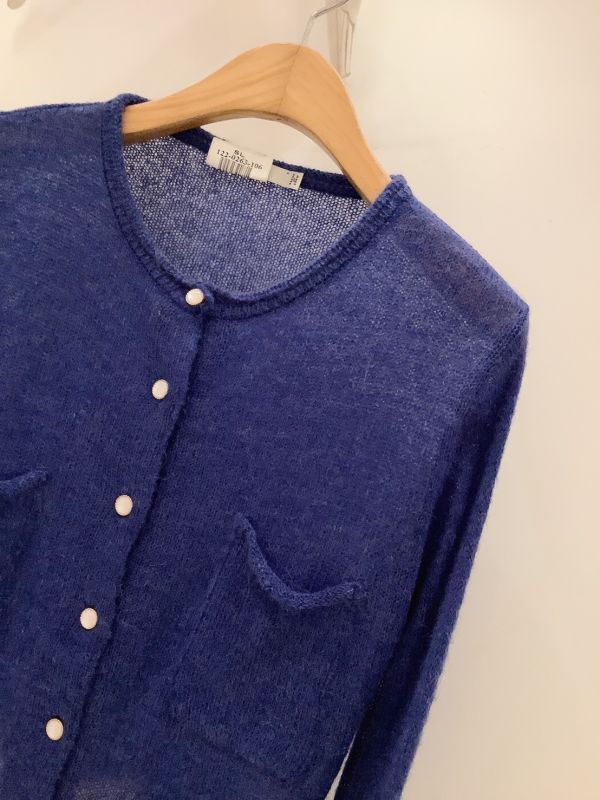 柔雲質感・珍珠釦針織上衣 針織上衣,珍珠釦上衣,氣質針織衫,開襟針織外套,通勤穿搭,日常穿搭,秋冬上衣,氣質毛衣,溫柔系穿搭,品牌女裝