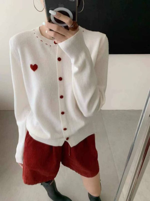 心動瞬間・柔暖針織開襟上衣 針織上衣,開襟上衣,愛心針織衫,冬日穿搭,甜美氣質上衣,毛衣外套,百搭針織衫,氣質女裝,溫柔風穿搭