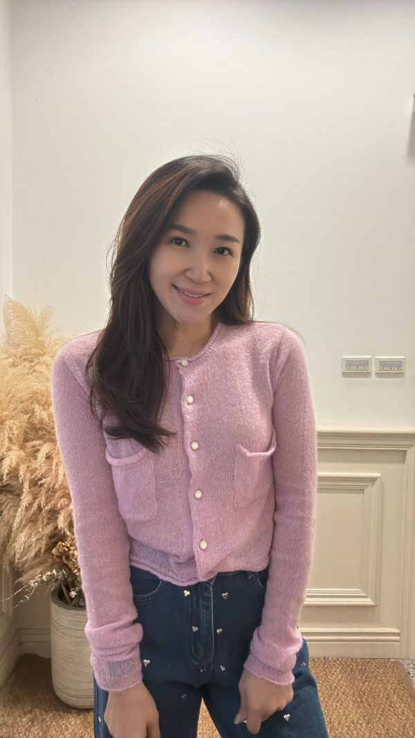 柔雲質感・珍珠釦針織上衣 針織上衣,珍珠釦上衣,氣質針織衫,開襟針織外套,通勤穿搭,日常穿搭,秋冬上衣,氣質毛衣,溫柔系穿搭,品牌女裝