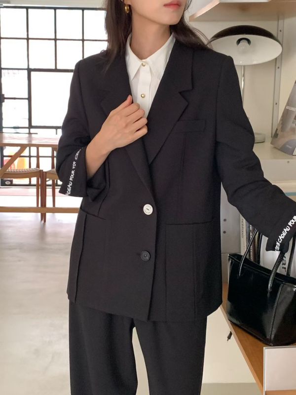 字邊袖語寬版西裝外套 西裝外套,寬版西外,設計感西裝外套,字母袖口外套,挺版外套,女裝西裝外套,韓系西外,俐落剪裁,秋冬外套