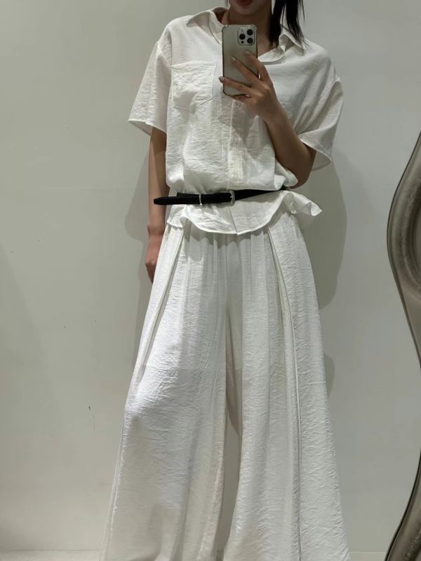 俐線極簡套裝 極簡套裝,垂墜剪裁套裝,知性穿搭,俐落感女裝,簡約設計套裝,通勤套裝推薦,都會女性穿搭,上寬下收套裝,設計感兩件式,夏季套裝女裝