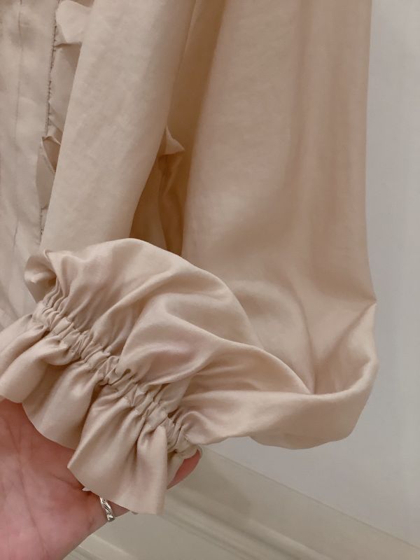 星語微光・荷葉光澤上衣 修身上衣,女裝新品,秋冬上衣推薦,優雅上衣,時尚女裝,法式浪漫穿搭