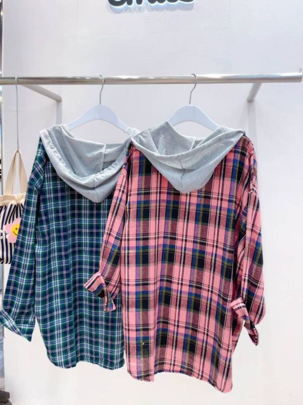 微笑格紋襯衫 格紋襯衫,寬版襯衫,秋冬襯衫,刺繡襯衫,微笑花刺繡,韓系女裝,格紋穿搭,可愛襯衫,層次穿搭,正韓襯衫