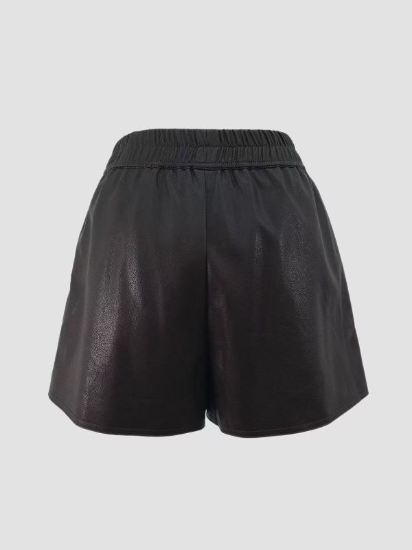 霧光柔皮短褲 皮短褲,霧面皮革,高質感短褲,挺版剪裁,鬆緊腰短褲,時尚皮褲,秋冬短褲,正韓皮褲,街頭穿搭,俐落風格
