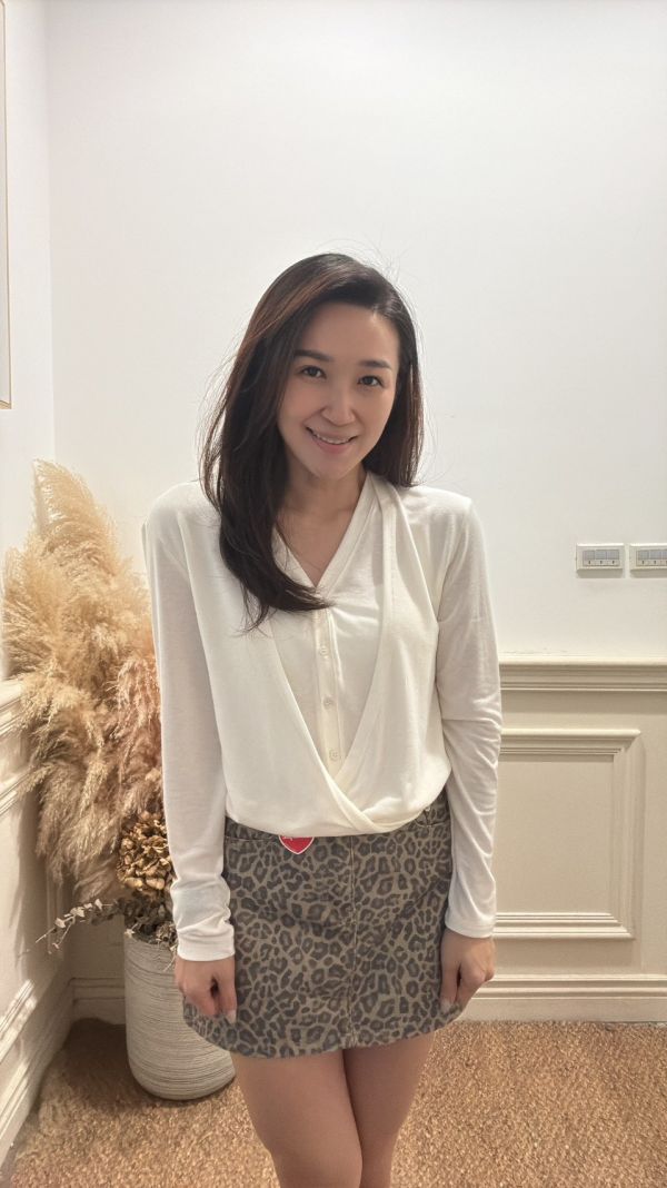 柔光綻放・交疊垂墜上衣 垂墜上衣,修身上衣,氣質女裝,百搭上衣,高雅穿搭,顯瘦上衣,秋冬新款上衣,品牌女裝