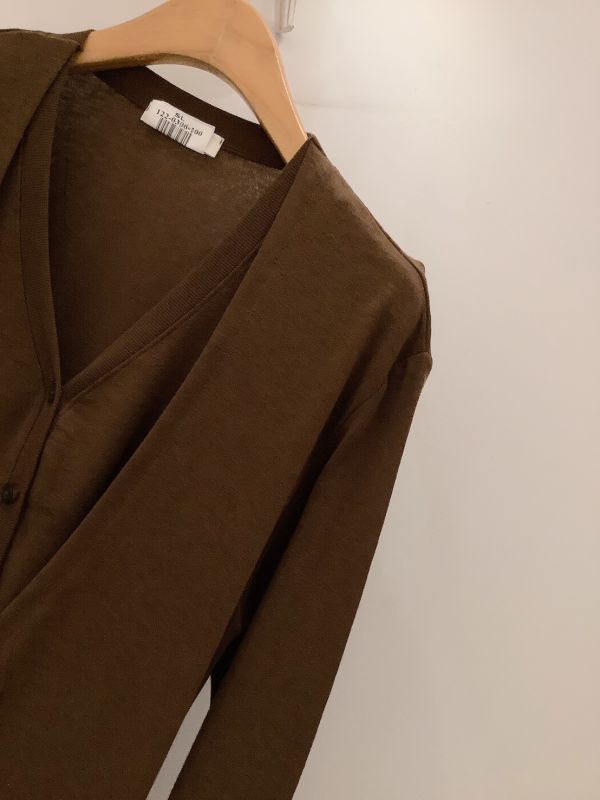 柔光綻放・交疊垂墜上衣 垂墜上衣,修身上衣,氣質女裝,百搭上衣,高雅穿搭,顯瘦上衣,秋冬新款上衣,品牌女裝