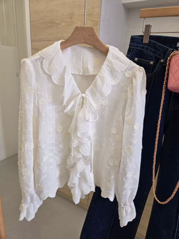 立體花蕾絲荷葉上衣 韓系上衣,荷葉上衣,蕾絲襯衫,立體花刺繡上衣,浪漫上衣,氣質上衣,韓國女裝,秋冬新款上衣,通勤穿搭