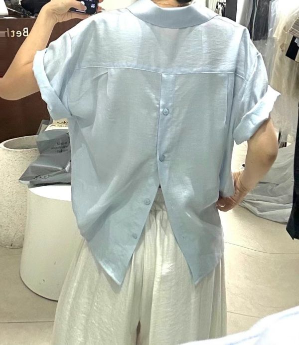 俐線極簡套裝 極簡套裝,垂墜剪裁套裝,知性穿搭,俐落感女裝,簡約設計套裝,通勤套裝推薦,都會女性穿搭,上寬下收套裝,設計感兩件式,夏季套裝女裝