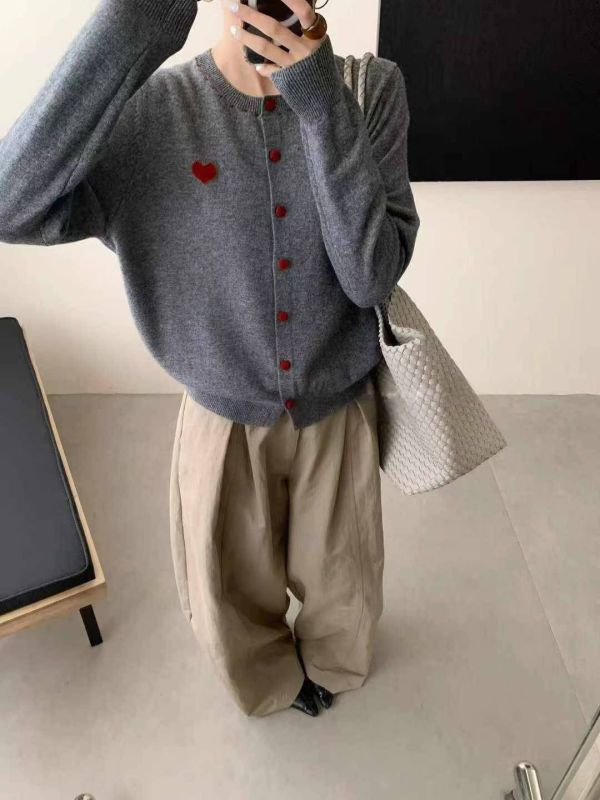 心動瞬間・柔暖針織開襟上衣 針織上衣,開襟上衣,愛心針織衫,冬日穿搭,甜美氣質上衣,毛衣外套,百搭針織衫,氣質女裝,溫柔風穿搭