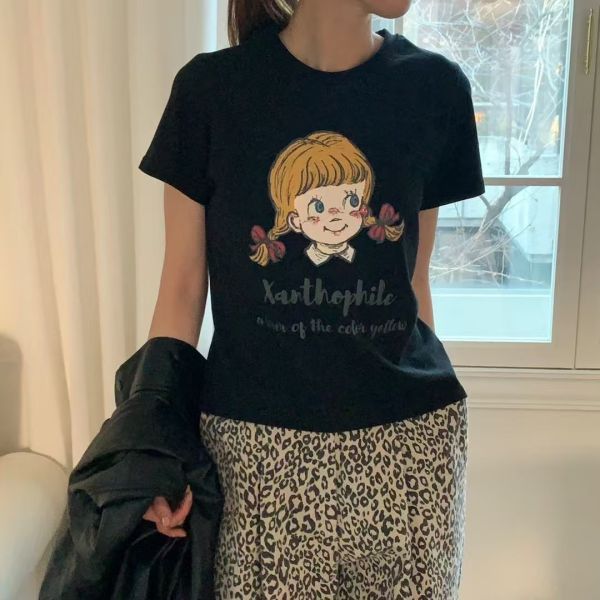 俏皮女孩插畫Tee 插畫T恤,女孩圖案Tee,童趣風上衣,棉質短袖,俏皮T恤,簡約風穿搭,個性圖案Tee,日系插畫T,