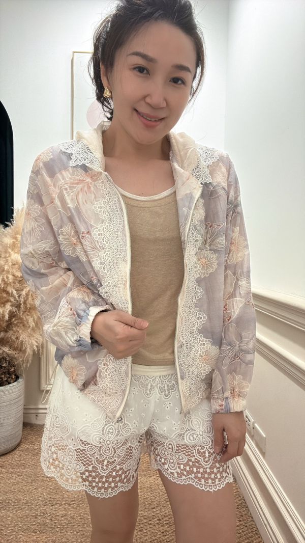 雲朵花語 正韓女裝, 蕾絲短褲, 米杏背心, 花卉外套, 三件式穿搭, 夏日套裝, 清新穿搭, 氣質休閒, 韓系套裝推薦, 雲朵花語