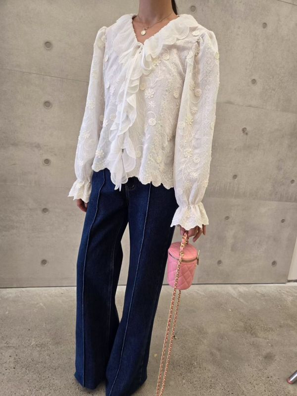 立體花蕾絲荷葉上衣 韓系上衣,荷葉上衣,蕾絲襯衫,立體花刺繡上衣,浪漫上衣,氣質上衣,韓國女裝,秋冬新款上衣,通勤穿搭