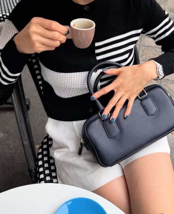 幾何鏤空針織上衣 鏤空針織上衣,條紋針織,拼接針織,設計感上衣,設計感針織,秋冬上衣,極簡針織,韓系針織,質感女裝