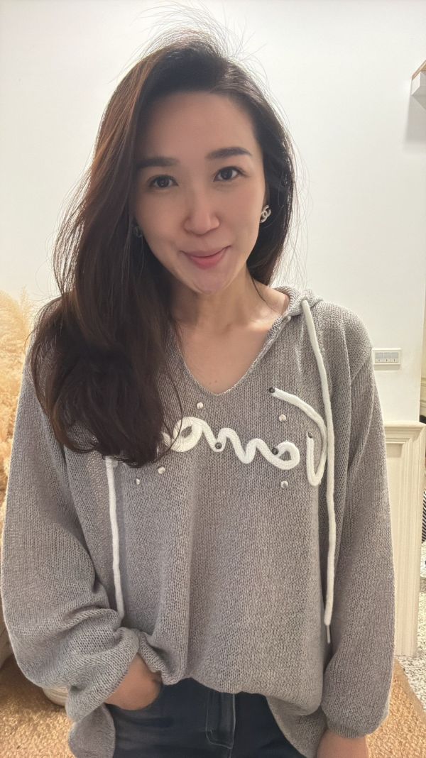 溫柔灰系慵懶針織衫 灰色針織衫,韓系連帽上衣,秋冬針織上衣,慵懶風穿搭,針織連帽衫,寬鬆針織上衣,韓系女裝,日常休閒穿搭,氣質針織衫