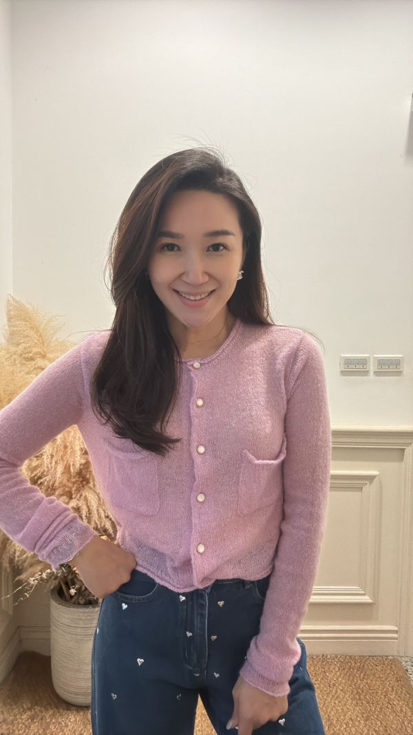 柔雲質感・珍珠釦針織上衣 針織上衣,珍珠釦上衣,氣質針織衫,開襟針織外套,通勤穿搭,日常穿搭,秋冬上衣,氣質毛衣,溫柔系穿搭,品牌女裝