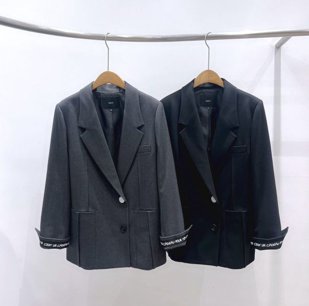 字邊袖語寬版西裝外套 西裝外套,寬版西外,設計感西裝外套,字母袖口外套,挺版外套,女裝西裝外套,韓系西外,俐落剪裁,秋冬外套