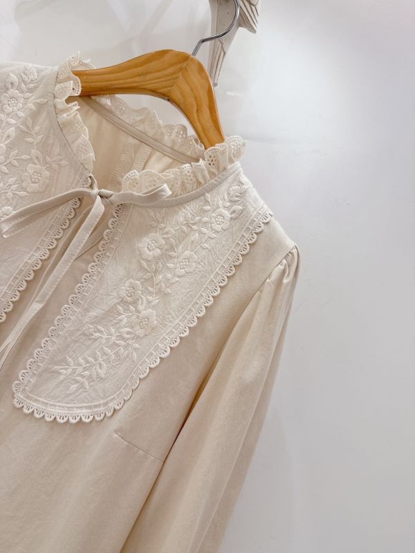 浪漫田園刺繡娃娃上 蕾絲上衣,法式上衣,刺繡上衣,娃娃領上衣,優雅氣質上衣,長袖上衣,透膚蕾絲袖,百搭上衣,溫柔風上衣,雕花蕾絲