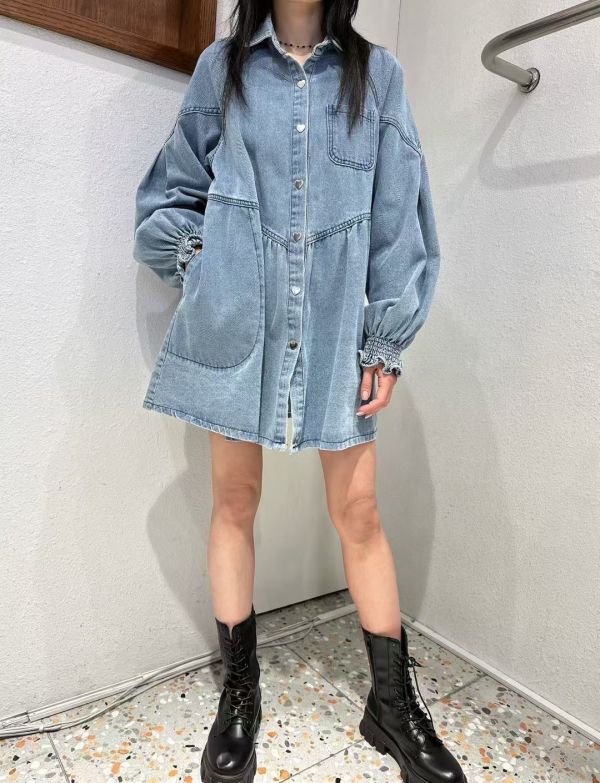 弧線牛仔襯衫洋裝 牛仔襯衫洋裝,丹寧洋裝,立體剪裁洋裝,中性風女裝,秋冬襯衫洋裝,丹寧襯衫外套,正韓女裝,寬鬆襯衫裙,高級感女裝,極簡風穿搭