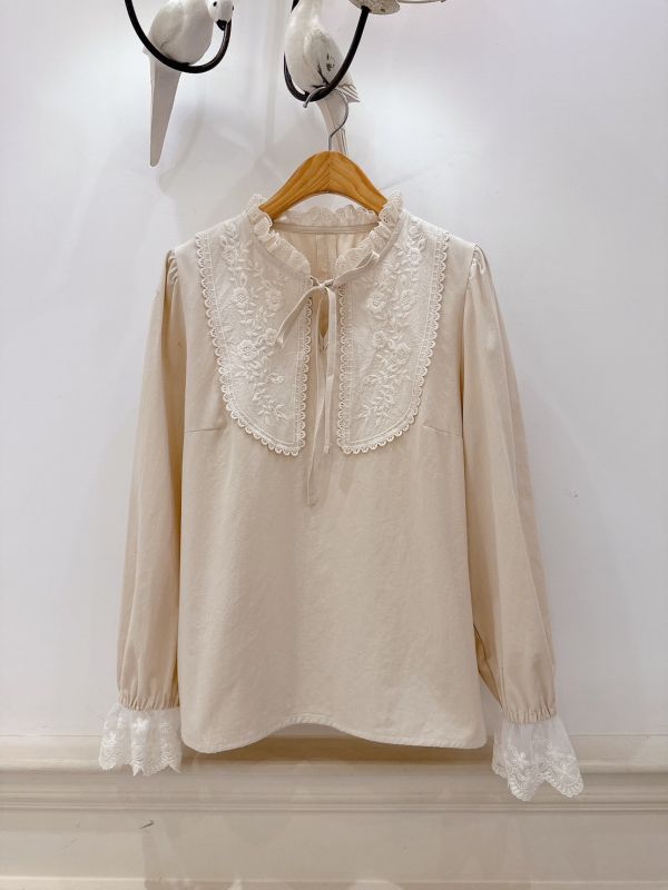 浪漫田園刺繡娃娃上 蕾絲上衣,法式上衣,刺繡上衣,娃娃領上衣,優雅氣質上衣,長袖上衣,透膚蕾絲袖,百搭上衣,溫柔風上衣,雕花蕾絲