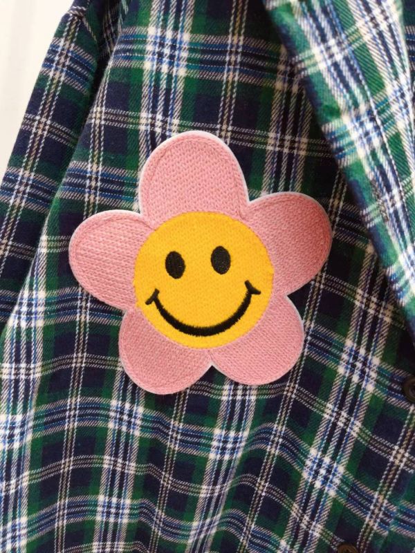 微笑格紋襯衫 格紋襯衫,寬版襯衫,秋冬襯衫,刺繡襯衫,微笑花刺繡,韓系女裝,格紋穿搭,可愛襯衫,層次穿搭,正韓襯衫