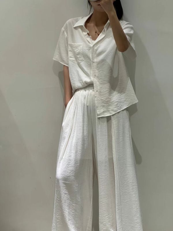 俐線極簡套裝 極簡套裝,垂墜剪裁套裝,知性穿搭,俐落感女裝,簡約設計套裝,通勤套裝推薦,都會女性穿搭,上寬下收套裝,設計感兩件式,夏季套裝女裝