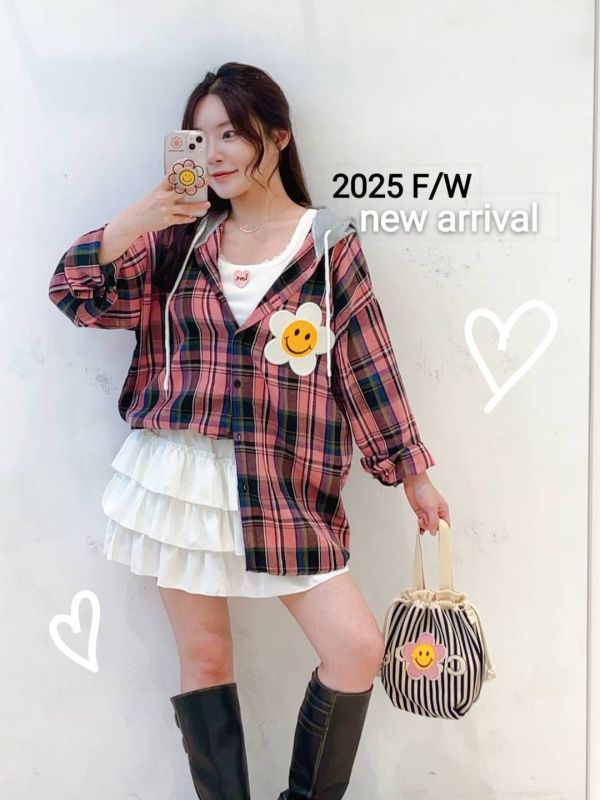 微笑格紋襯衫 格紋襯衫,寬版襯衫,秋冬襯衫,刺繡襯衫,微笑花刺繡,韓系女裝,格紋穿搭,可愛襯衫,層次穿搭,正韓襯衫